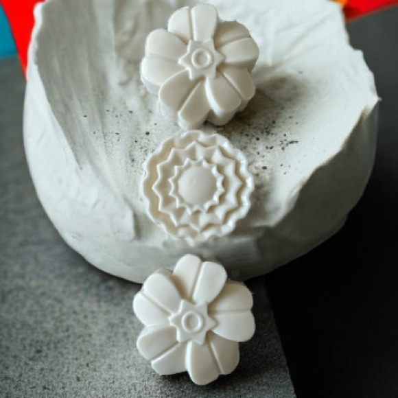 Hand Crafted Soap - Goats Milk & Vanilla Floral Pattern - Picture 3 of 6